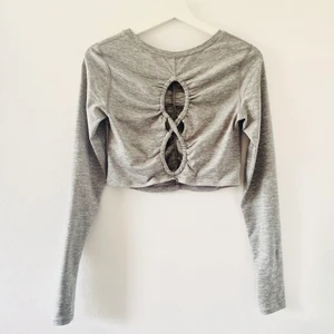 Unik Ljusgrå träningstopp med öppna detaljer i rygg, oanvänd🤍 strl S, fp movement - Superfin träningstopp, crop top, oanvänd🤍 strl S. Märke ”fp movement”.  Nyskick. Fina detaljer i ryggen! Betalning via swish. Köpare står för frakt. ✨