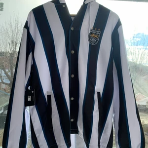 Sweet SKTBS Jacka - Helt oanvänd jacka från Sweet SKTBS! Lappen är kvar. Stl M. Originalpris: 999kr 