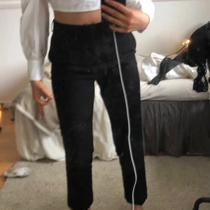 Svarta kostymbyxor  - Nästintill oanvänd kostymbyxor från Gina tricot! Lite kortare i modellen, men blir som fullängd, beroende på hur lång man är!!🤍🤍🤍