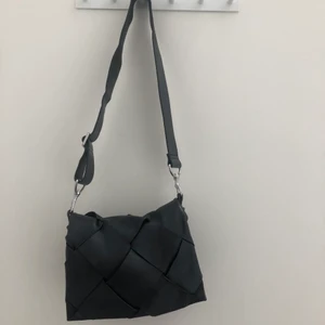 Stories VÄSKA - Väska från & other stories.🖤 Användt mycket men fortfarande i fint skick. 