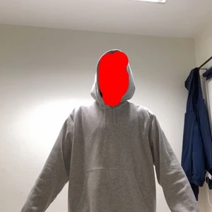 Weekday hoodie - Den är i storlek L men skulle mer säga att den sitter boxy L eller XL. Hoodien har inga flaws. Jag är 180 och väger 65 kg. 