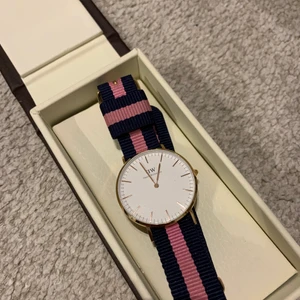 Daniel Wellington klocka - Säljer min dw klocka med endast ett band medföljande 