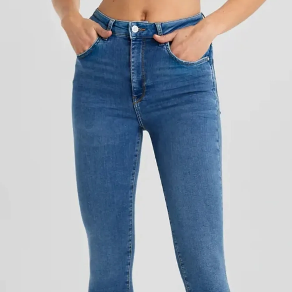 Säljer mina oanvända jeans från Gina Tricot som har utgått ur sortimentet. Skulle säga att Jeansen passar dig bäst som bär en storlek 34 eftersom att jag har 36/38 och inte kan stänga dem.. Jeans & Byxor.