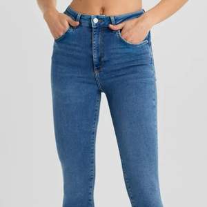 Säljer mina oanvända jeans från Gina Tricot som har utgått ur sortimentet. Skulle säga att Jeansen passar dig bäst som bär en storlek 34 eftersom att jag har 36/38 och inte kan stänga dem.