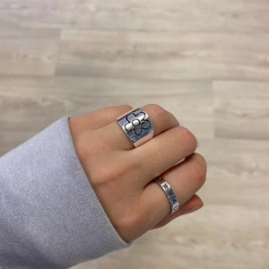 Silver ringar  - SUPERFINA justerbara ringar pläterade med 925 sterling silver! Ring med blomma:89kr ring med rymd tema: 79kr! Ett få antal i lager av dessa! 💫⚡️🤩 ❗️rymd ringen slut❗️