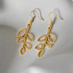 Örhängen med kvistar - Handgjorda örhängen med guldpläterade kvistar och nickelfria krokar 🌸 Hänget är cirka 3cm långt. På min profil finns fler örhängen med berlocker i flera andra storlekar, färger och former! 🌿 Örhängena levereras i en fin liten presentpåse. Frakt på 13kr tillkommer ✨