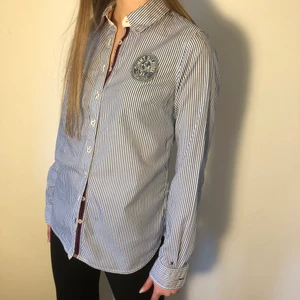 Tommy Hilfiger skjorta - Randig Tommy Hilfiger skjorta köpt i butik! Endast använd ett fåtal gånger och är i nyskick<3 Strl. 4, passar XS och S