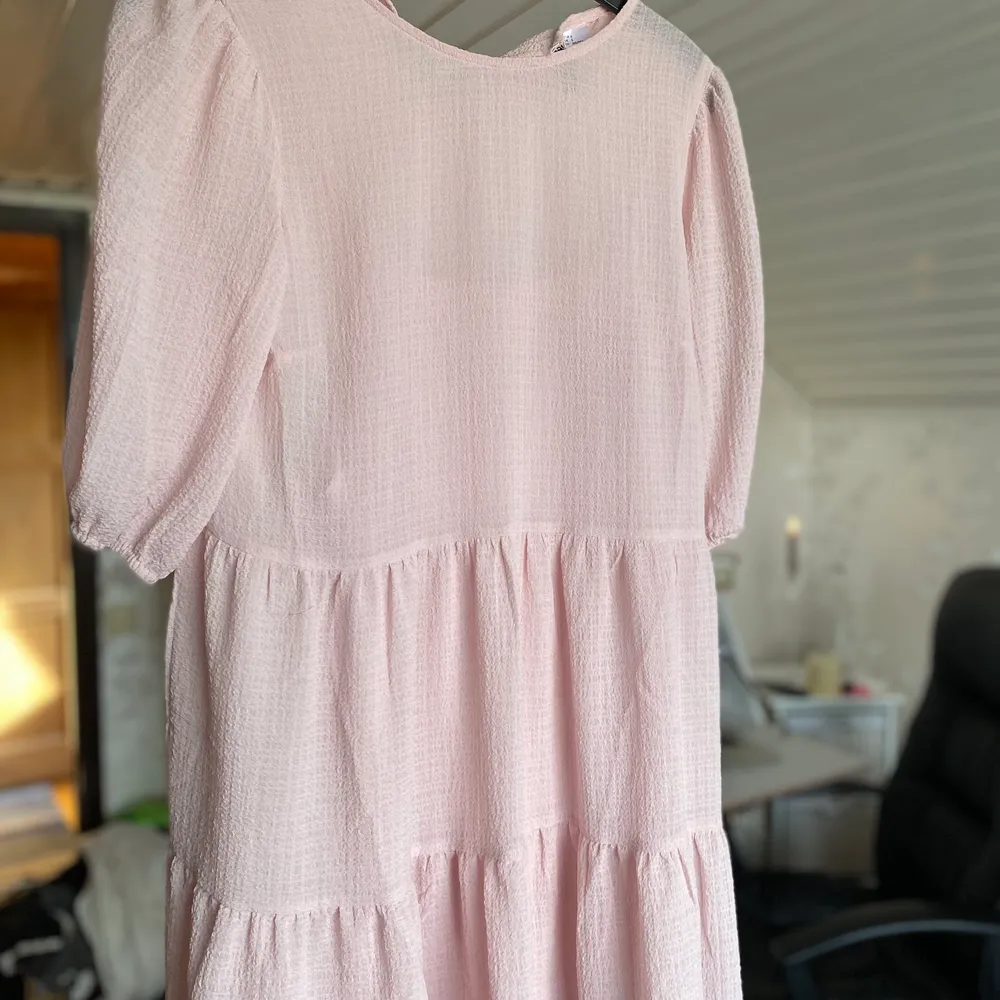 En jättevacker klänning! Superfint skick, som ny!!🌸 Säljes för 120kr, frakt tillkommer . Klänningar.