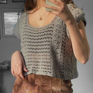 Stickad väst - Stickad grå väst, någon tråd hänger ut men det är bara att trä in med nål🦋 annars felfri