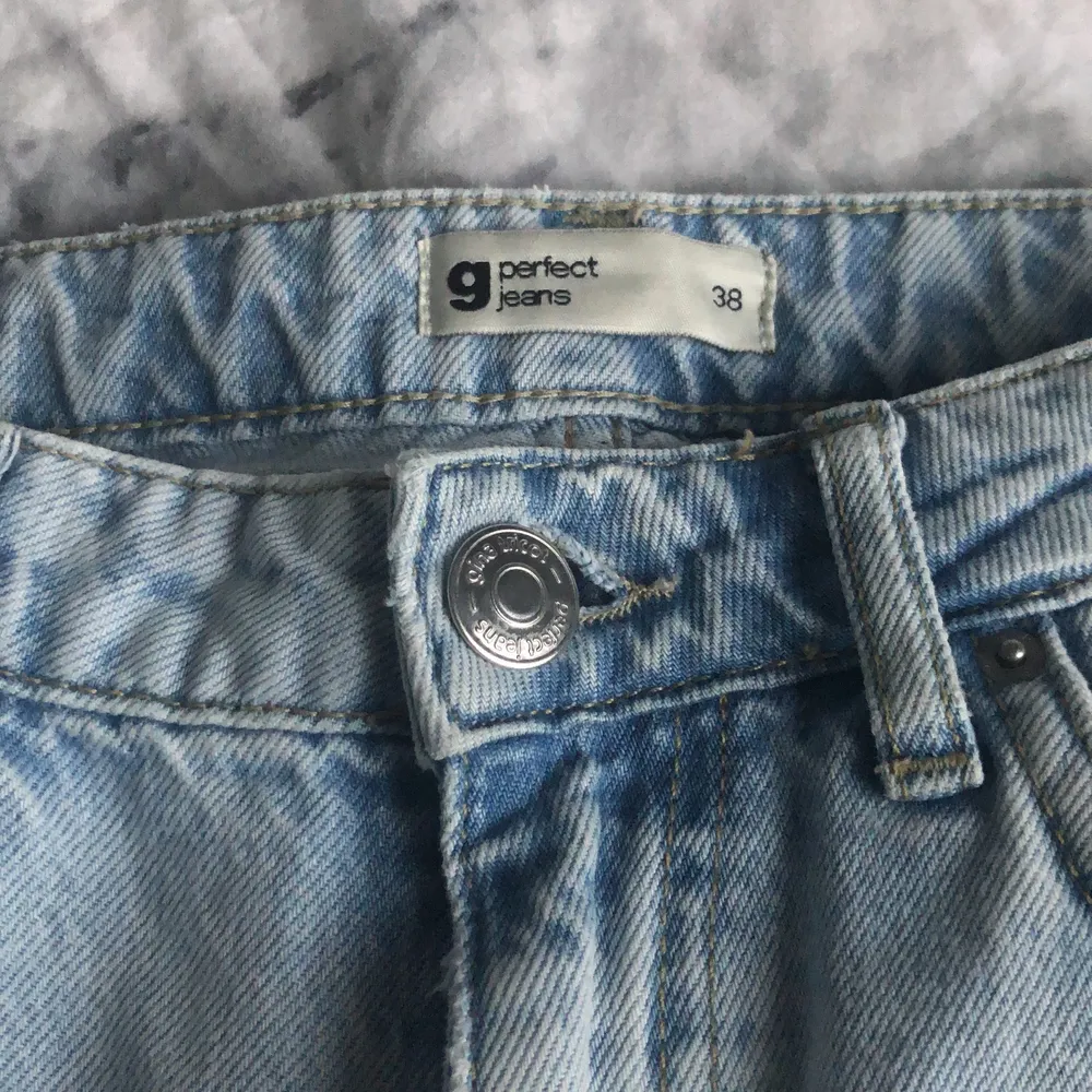 Dessa jeans är i bra skick och har bara används 2 gånger. . Jeans & Byxor.