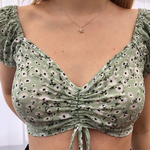 Fin sommartopp från Shein - En jättesöt grön sommartopp från Shein som inte kommer till användning. 🌸 Bjuder på frakten. Passar mig som är XS och S.