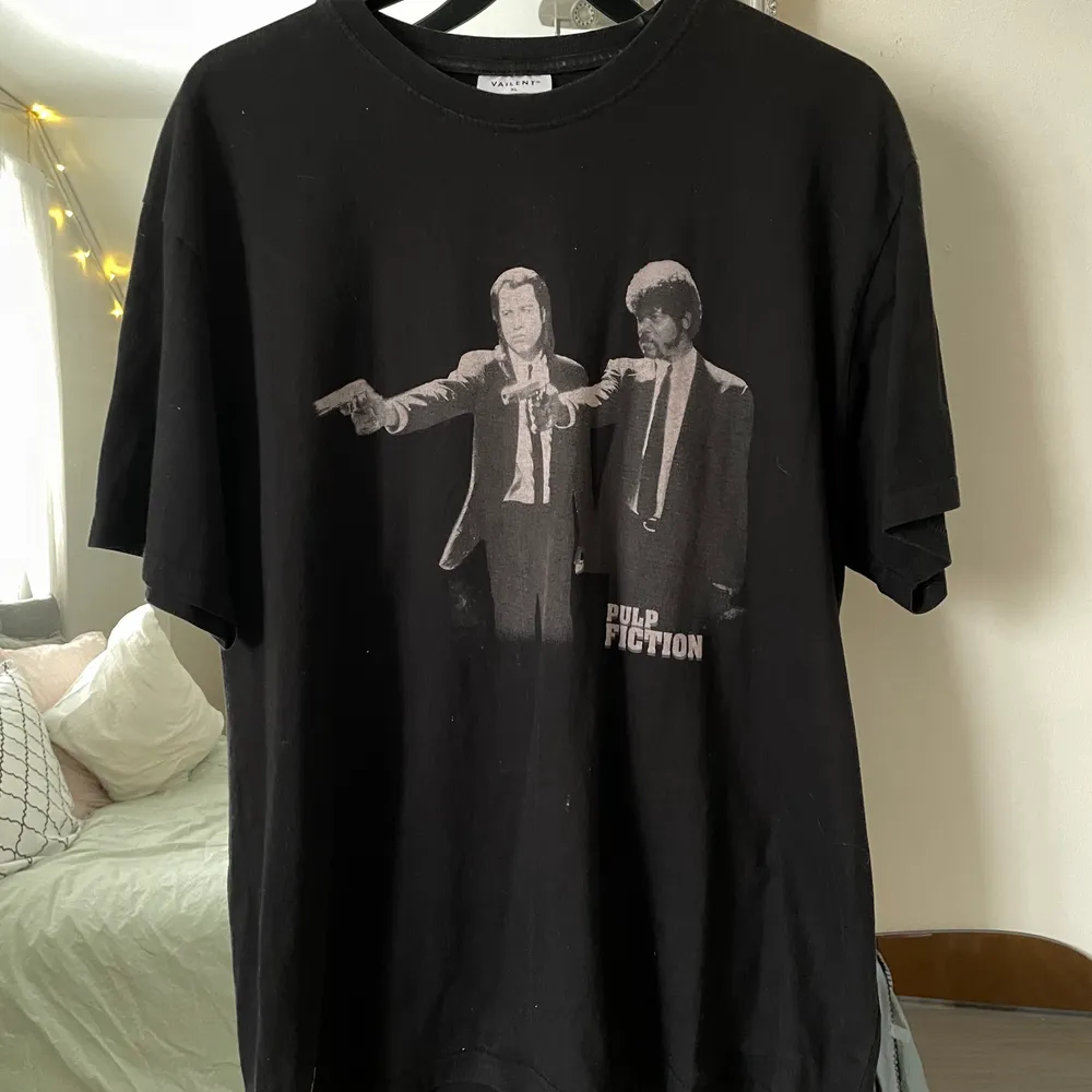 Pulp Fiction-tshirt köpt på Carlings (herrmodell)! Jag är vanligtvis en M men köpte den i XL för att få den oversize. (Köparen står för frakten). T-shirts.