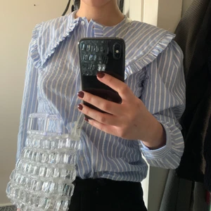 Cool väska!! - Supercool väska från Zara. Knappt använd. I hård plast och i finns en liten genomskinlig necessär. Tror att nypris var 400💓