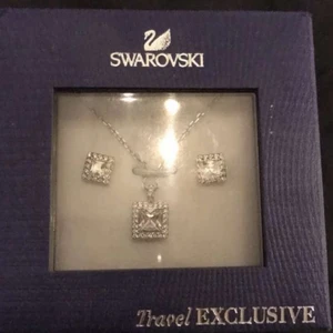 ÄKTA SILVER SMYCKE - SWAROSKI SMYCKE SILVER ALDRIG ANVÄNDA, HAR TYVÄRR INTE KOMMIT TILL ANVÄNDNING. KOM EGET MED EGET FÖRSLAG PÅ PRISET.