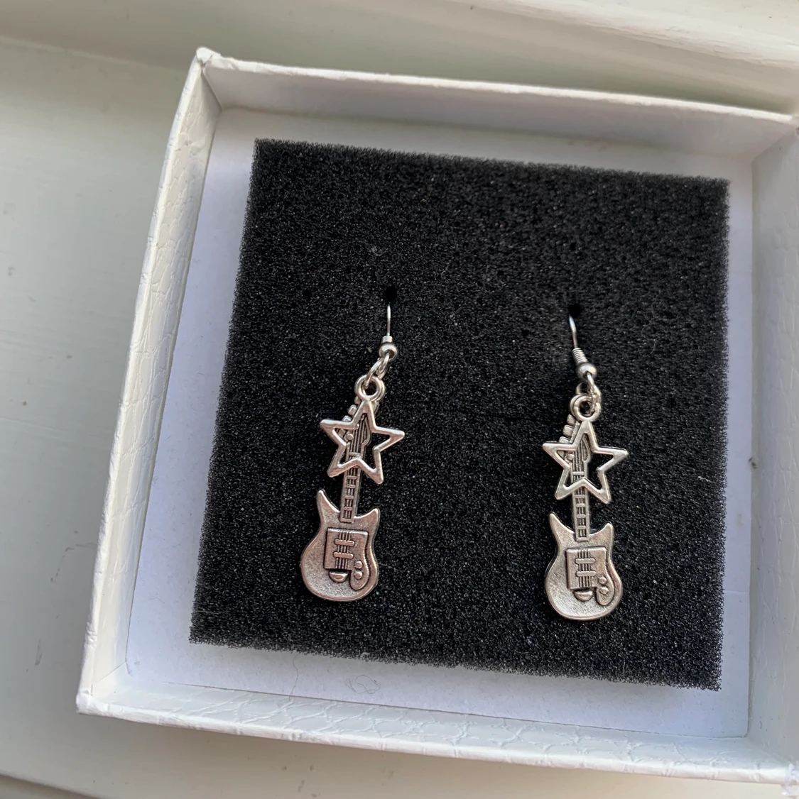 Gitarr örhängen med en stjärna