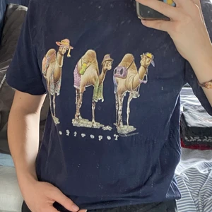 Vintage Teneriffa Tshirt med kameler - Vintage turists tröja med kameler. Riktigt fina färger och roligt tryck. Trycket är också i väldigt bra skick. Passar den som vill stå ut lite i mängden 🐫🐫🐫