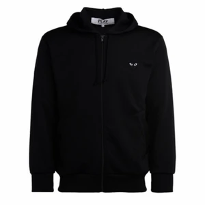 Cdg hoodie - Säljer min Comme Des Garçons Play hoodie. Den är inte mycket använd och ser som ny ut. Storlek M men upplever att den är liten i storleken, passar den som vanligtvis har S. 