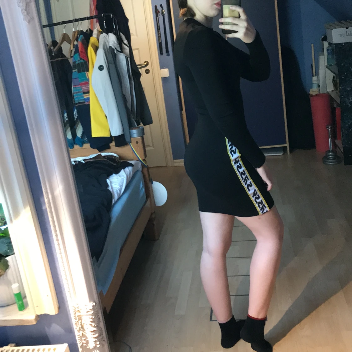 Långärmad Svart klänning med gulvita stripes  - 91