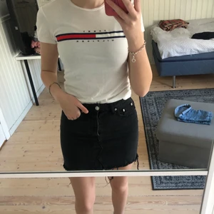 Tommy hilfiger T-shirt! - Säljer denna FEJK t-shirten pga att den inte används längre. Är i fint skick och har inga synliga fel osv. Betalning sker via swish och frakt till kommer.🤩