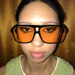 Orangea Solglasögon❤️ - SUPERTRENDIGA aviator solglasögon som liknar de från Lexxola på Matilda Djerf och Kaia Gerber!😍 De är SLUTSÅLDA på Monki (första bilden) och säljer de eftersom de inte riktigt passar min stil och tänker att någon säkert vill ha de mer💕 