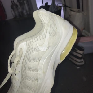 Vita Nike skor - Vita Nike skor med en liten plattå. Knappt använda och i gott skick. Pris kan diskuteras:)