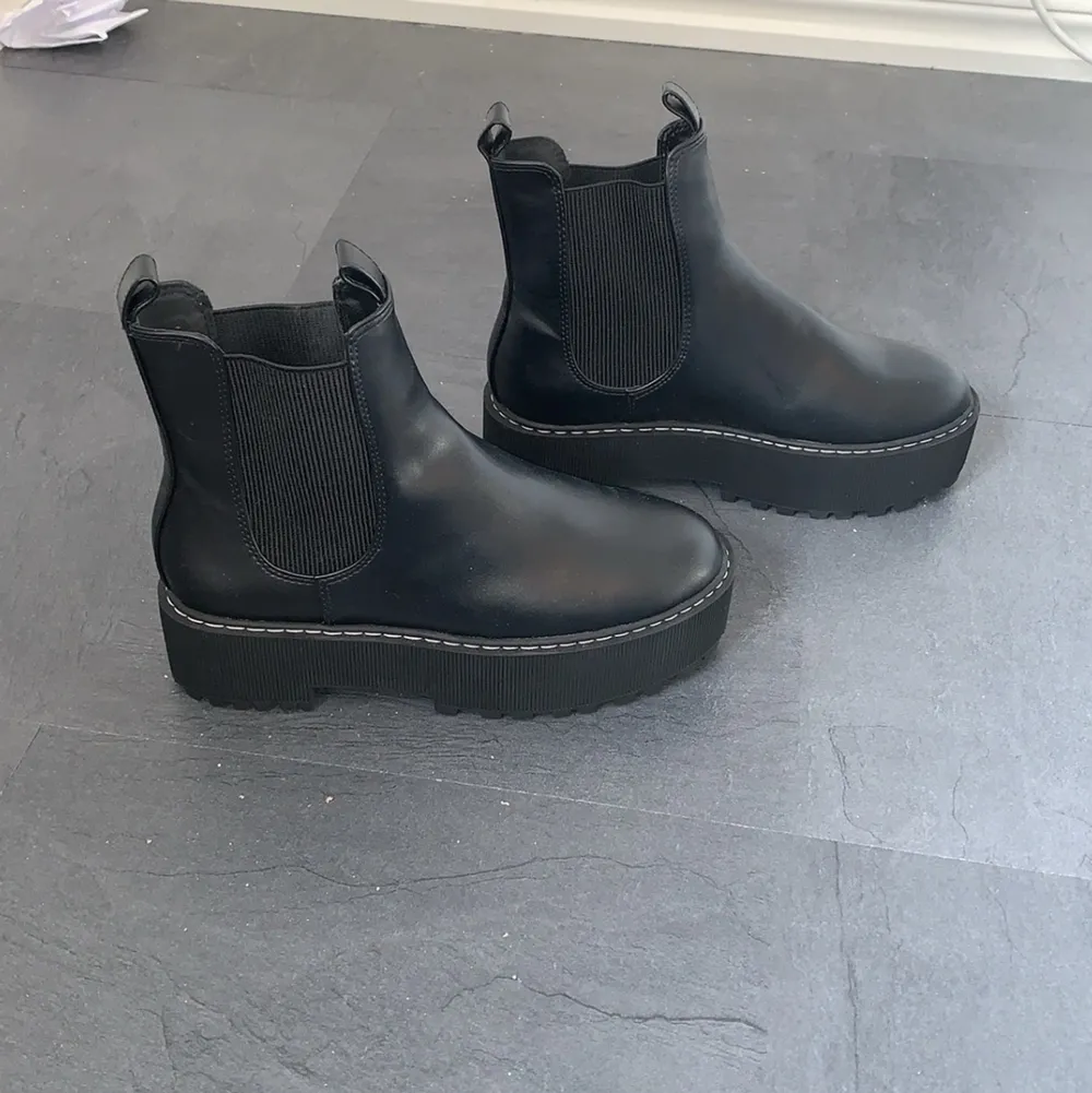 Svarta Boots från H&M i nyskick . Skor.