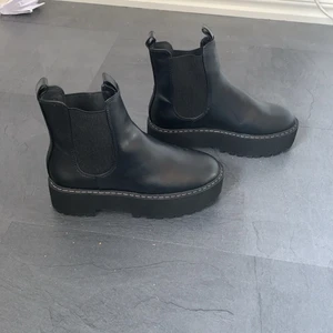 Boots - Svarta Boots från H&M i nyskick 
