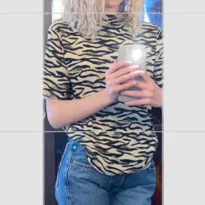 Zebra mönstrad t-shirt/blus från ginatricot, aldrig använd, strl xs💓