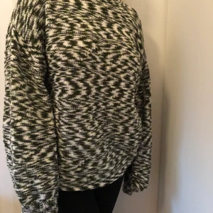 Grön oversized stickad tröja - Super skön stickad oversized tröja💚tröjan är handstickad därav lite dyrare, köparen står för frakt! 