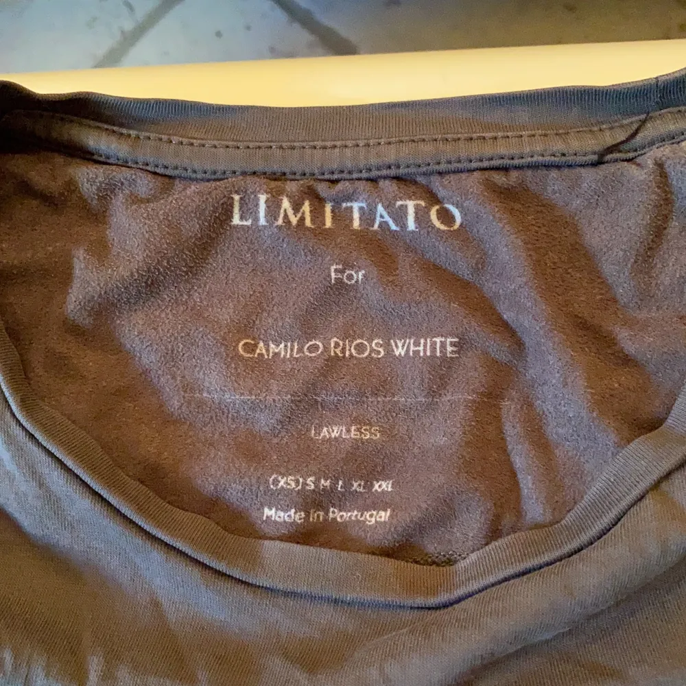 En grå Limitato t-shirt med tryck. Tishan är i bra kvalité. Lägg märkte till ett litet hål i vänstra hörnet av trycket (mycket litet) annars är den i bra skick. Ursprungspris: 1500kr . T-shirts.