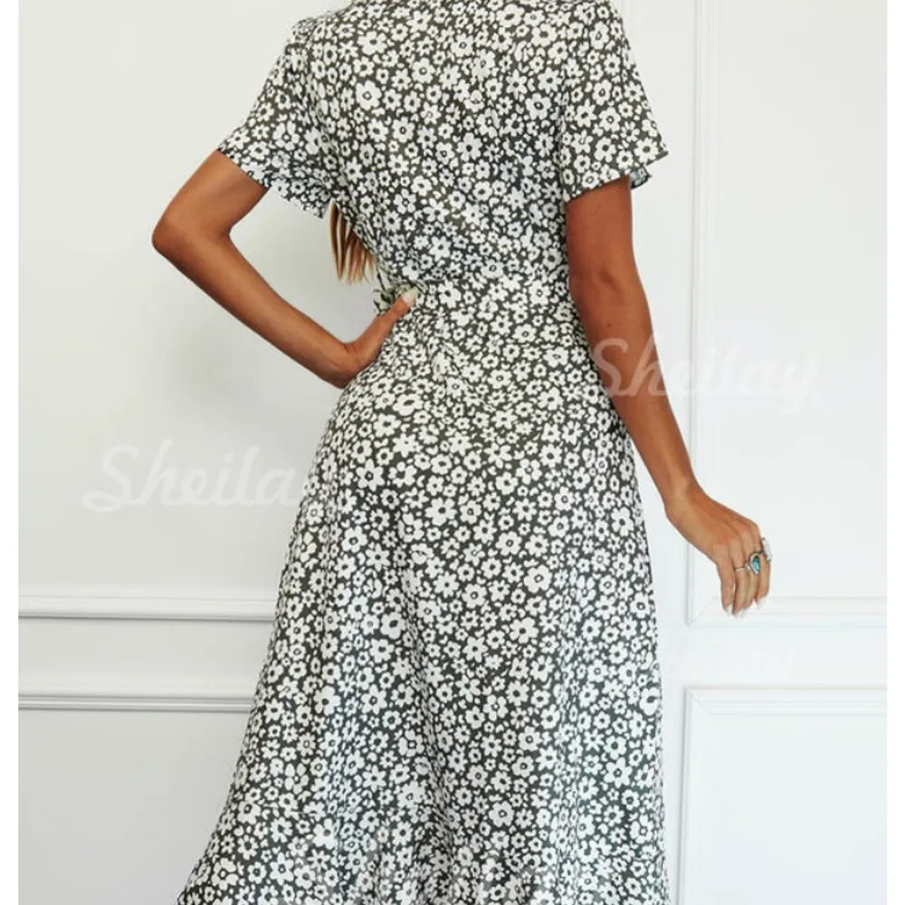 Blommig mörkgrön klänning i storlek s. Aldrig använd, prislapp kvar. Köpt för cirka 500 kr. Köp direkt 300💕. Klänningar.