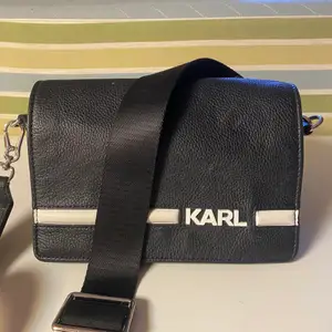 Karl Lagerfeld väska, köpt i London två år sen. Frakt tilkommer 💗💗 
