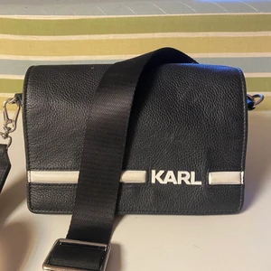 Karl väska  - Karl Lagerfeld väska, köpt i London två år sen. Frakt tilkommer 💗💗 
