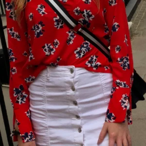 Blommig blus  - Supersöt blommig blus, nyskick, storlek 34