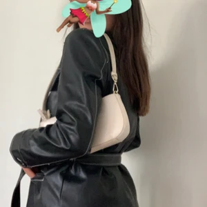 Vitage jacka - Cool svart läder INSPERERAD jacka från Gina tricot. Super populär och söt, kommer även med bälte för att få in midjan om man vill