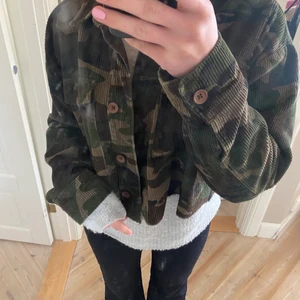 Camoflage jacka - Säljer denna snygga trendiga camoflage jackan från topshop, aldrig använd!