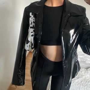 Lack jack  - Köpt från plick, har använt den fåtal gånger och känner för att sälja den vidare. Super snygg passform och jag är 1,70cm, om du är intresserad kan jag skicka fler bilder 