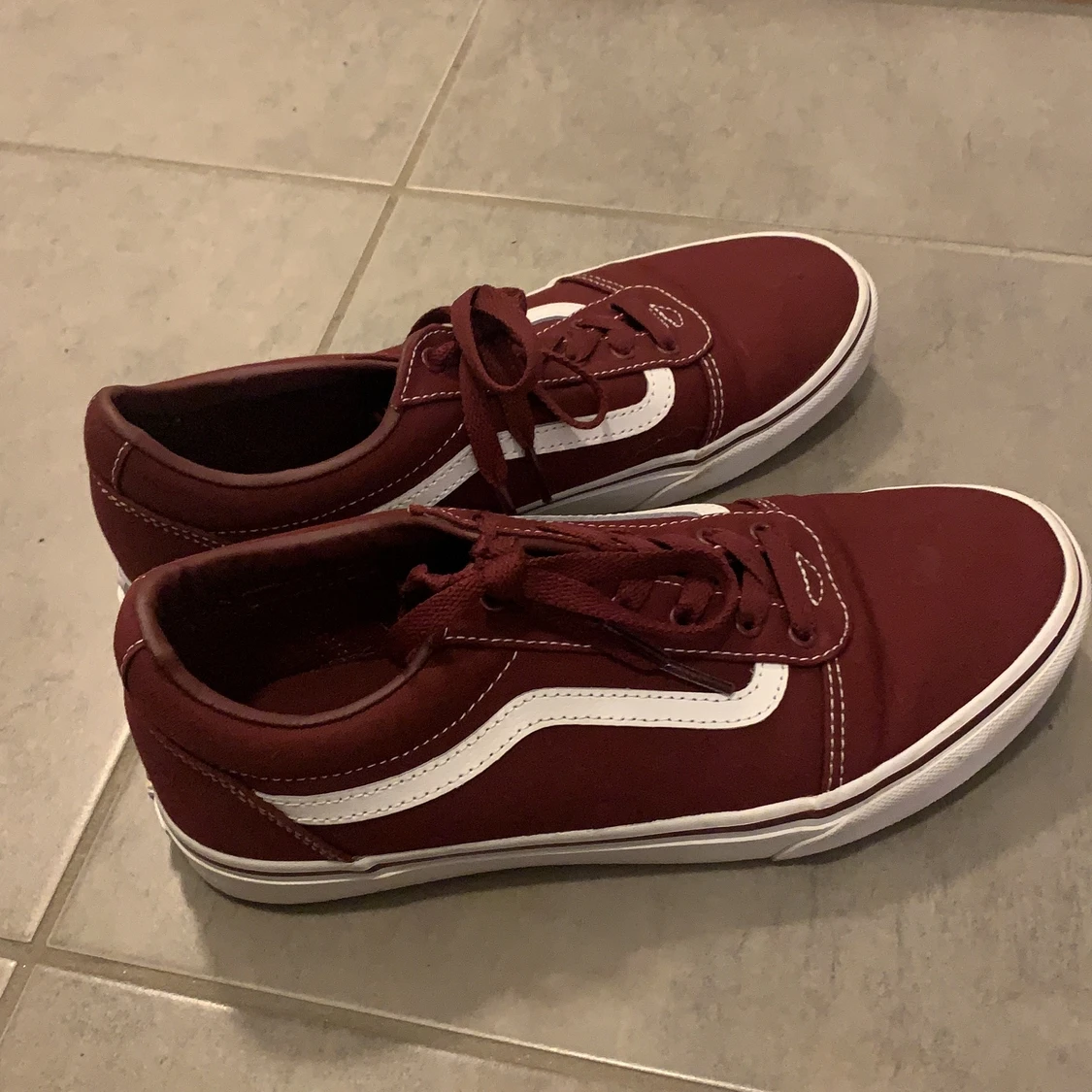 Vinröda skor Vans