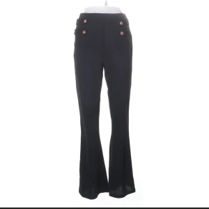 Shein kostym byxor - Jätte fina kostym byxor med guldknappar jag köpte på sellpy men som tyvärr var för små för mig! Kan skickas om köparen står för frakten❣️ Storlek S