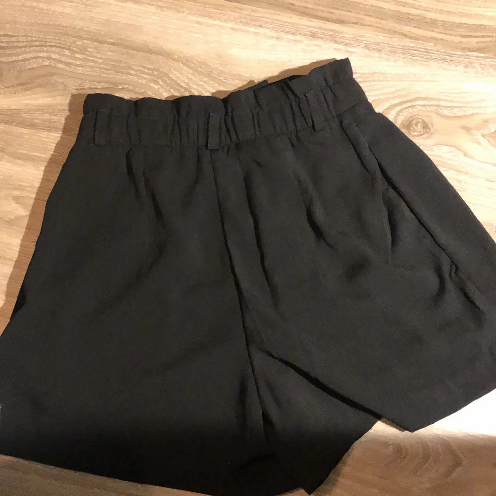 Svarta tygshorts i storlek 34 från Hm. . Shorts.