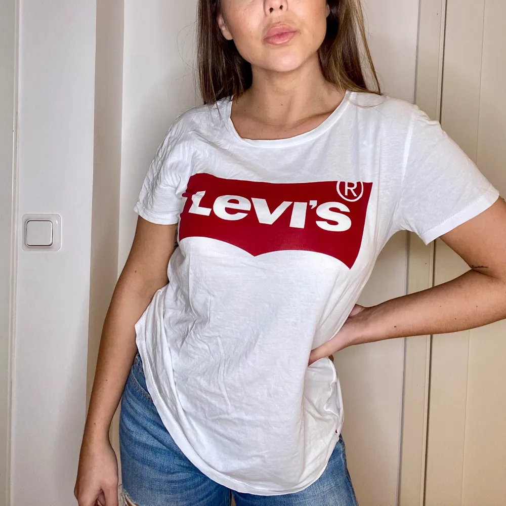 En vit t-shirt från LEVI’S. Fint skick. Kontakta vid intresse💜. T-shirts.