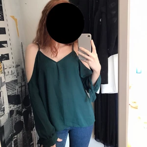 NA-KD grön tröja  - Aldrig använd då den är för stor. Lappen sitter kvar. Storlek 34 men sitter som M-L. Jag tar bara Swish