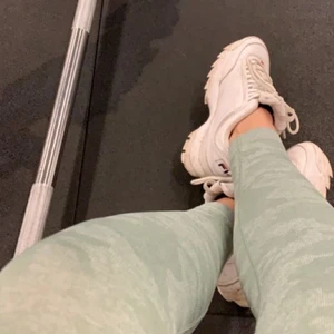 Fila disruptor low skor - Skorna tvättas och rengöra innan försäljning. Storlek 38 men passar mig som har 37. Frakt ingår i priset