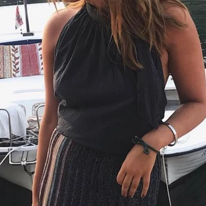 Svart halterneck top - Säljer en svart halterneck top i svart siden , storlek M (passar S/M) 💘 från Gintricot. Buda i kommentarerna💘 (toppen är mer glansig än vad visas på bilderna)