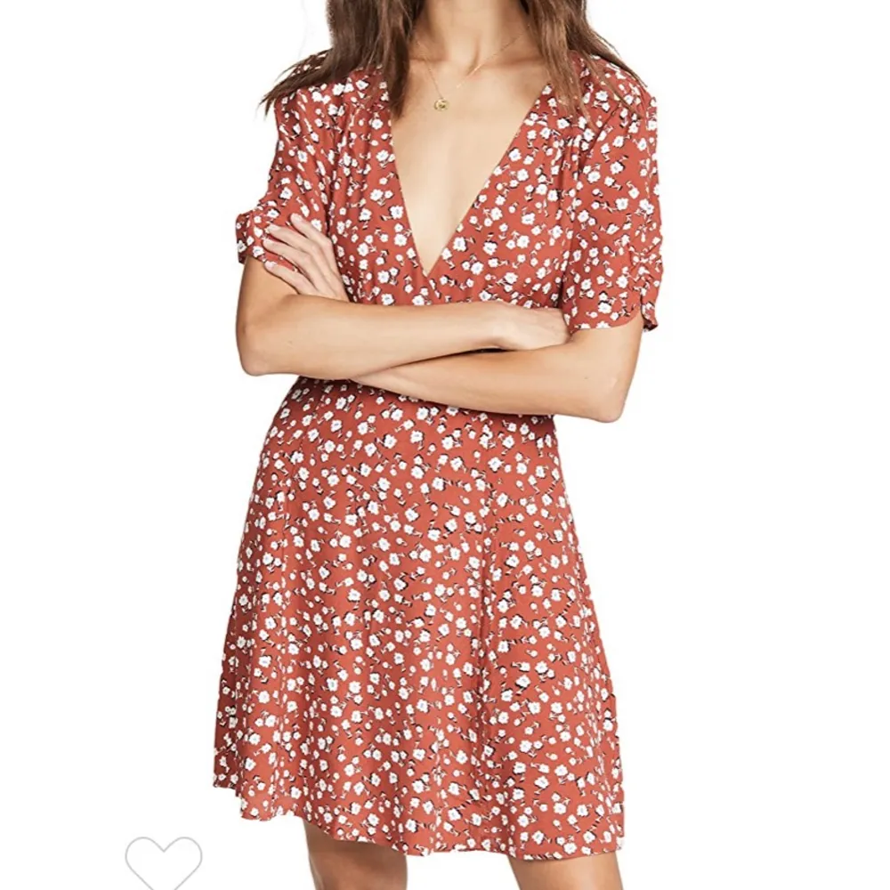 MINKPINK blommig röd klänning ”Shady Days Tea Dress” ❤️ strl S. Nyskick, endast testad, prislapp kvar. Inköpt för 799kr. Bild 2 tagen från nätet. Betalning via swish. ✨ . Klänningar.