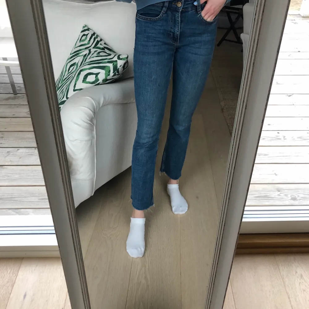 Snygga jeans från zara i bra skick, ankellånga med typ bootcut, är lite under 160 cm. Jeans & Byxor.