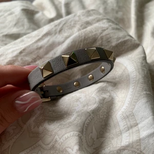 Valentino armband - Jättefint armband från valentino, allt medföljer som dustbag, kartong, extra nitar osv! Hör av er vid fler fårgor/bilder ✨