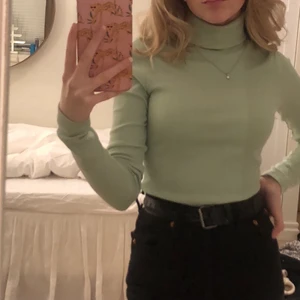 Grön polotröja i xs - Tröja från weekday, sparsamt använd