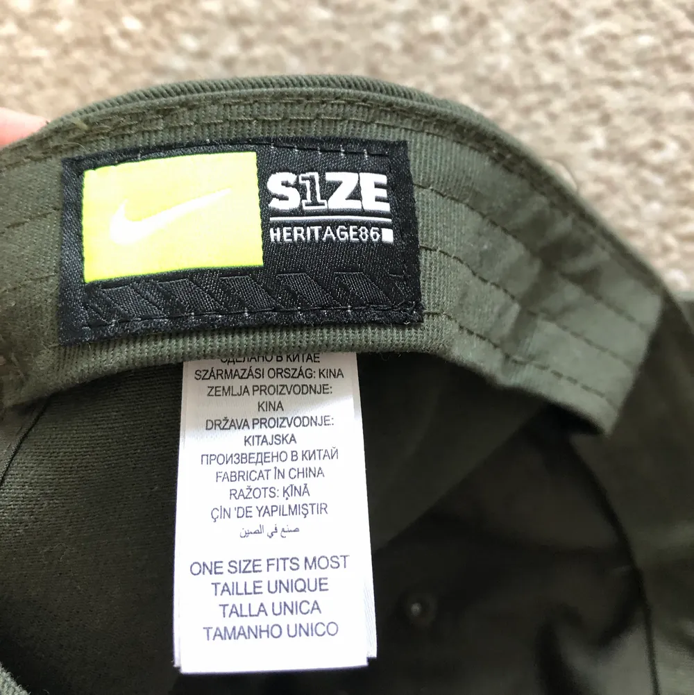 Militärgrön Nike keps i ONE SIZE. I fint skick 💚. Accessoarer.