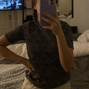 Leopard T-shirt  - Väldigt fin T-shirt från ginatricot, använd fåtal gånger men den är väldigt skön och snygg!! Säljs då den inte kommer till användning så mycket..
